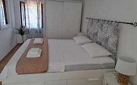 Family Apartment In Center Of Murter